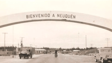 Tenía cinco metros de altura y el ancho necesario para que pasaran por debajo los dos carriles de la ruta 22. Contaba con una sola luz. (FOTO: Gentileza Neuquén del Ayer, Facebook)
