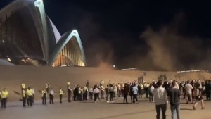 Israel y Gaza en guerra: partidarios de Palestina quemaron banderas en la ópera de Sídney