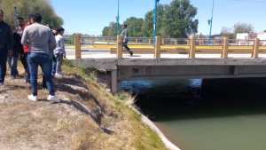 Chocó, cayó al canal de riego y logró sobrevivir abriendo la puerta de su auto y nadando hasta la orilla en Roca
