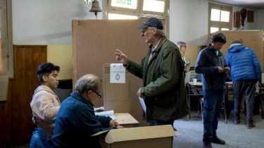 Bariloche registra un movimiento de votantes sin precedentes en las primeras horas del día. Foto: Marcelo Martinez