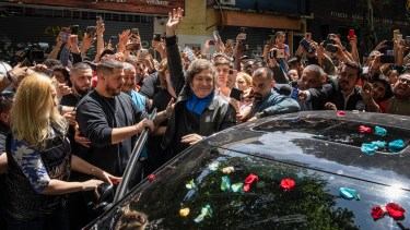 Javier Milei emitió su voto rodeado de cientos de militantes. 