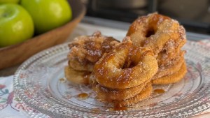 Buñuelos de manzana con salsa toffee