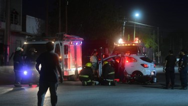 Los bomberos de Roca asistieron al joven lesionado. (Foto: Andrés Maripe)