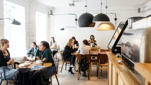El desgaste por un mal ambiente laboral: razones por las cuales las mujeres dejan sus trabajos académicos
