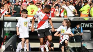 La historia de Julia, la nena fanática de Julián Álvarez que salió a la cancha con De la Cruz