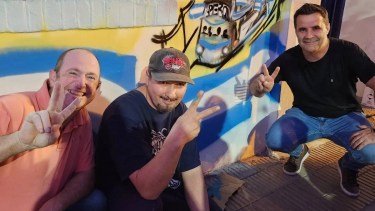 Juan Vega hizo un grafiti en el ingreso del local del PJ en Roca 228 de Neuquén para celebrar el 17 de octubre.