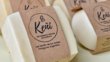 Los emprendedores oriundos de San Martín de los Andes destacan su producto por ser biodegradable.  
