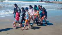 Imagen de «Gritaban de alegría»: la emoción de 15 niños de Guañacos que viajaron a conocer el mar a Chapadmalal