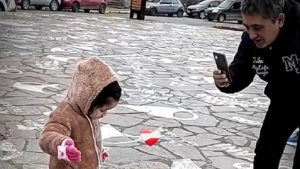 La hija de Huguito Flores pasó a una sala común: «reconoce a todos y abre los ojos»