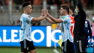 Lautaro y Julián podrían hacer dupla de ataque esta noche frente a Paraguay.