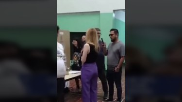 Lemoine al salir del cuarto oscuro, con la boleta en la mano. 