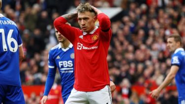 Lisandro Martínez se recupera de la lesión y podría volver al Manchester a fines de enero próximo. Archivo.