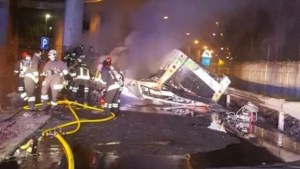 VIDEO | Así fue la caída de un colectivo desde un puente en Venecia: hay al menos 21 muertos