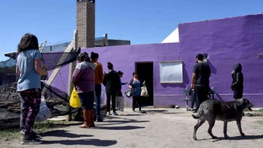 Sobrecargados. La mayor demanda en comedores comunitarios es un síntoma del aumento de la indigencia en Neuquén y Plottier. Foto: Matías Subat.