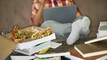 En el estudio se pudo determinar que los alumnos que participaron de la investigación consumían más comidas ultra procesadas cuando estaban solos. En compañía, elaboran comidas con productos frescos. foto: ilustrativa.