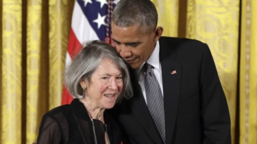 A los 80 años, murió Louise Gluck, Nobel de Literatura.   