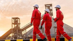 Shell revisa objetivos y planea recortar el 15% de empleos de su área de bajas emisiones