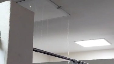La guardia del hospital de Roca se llovió por dentro el domingo. Foto: captura