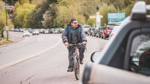 Video: fila de más de 15 cuadras para cargar combustible en San Martín de los Andes