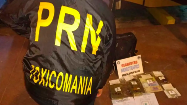 El  personal de la policía rionegrina secuestró la cocaína y los 25 millones de pesos. fotos: archivo.