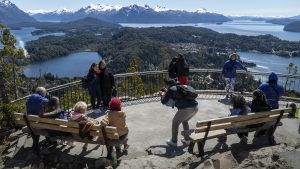 Vuelos baratos para el verano 2024 a Neuquén y Bariloche, que aumenta su oferta aérea
