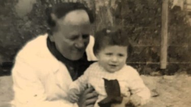 Principio de la década del '50, Ulderico juega con su sobrina nieta Ana, en la vereda de la Colonia Ferroviaria - Foto: Facebook Ana Horgan.