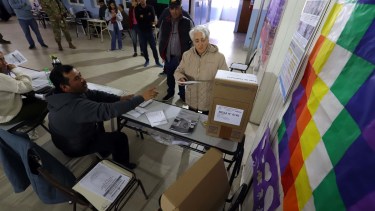 La concurrencia fue en aumento durante la última jornada electoral en la capital rionegrina. 
Foto  : Marcelo Ochoa