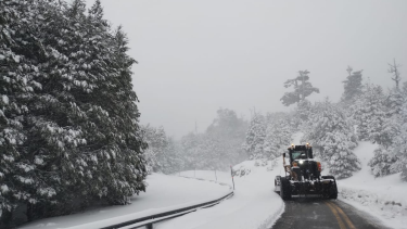 Vialidad Nacional trabaja en el despeje de rutas en Bariloche. Foto gentileza VN. 