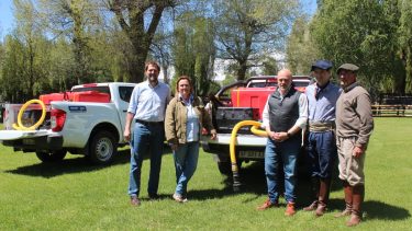 Los ministros Sebastián González y Facundo López Raggi entregaron equipos a la sociedad rural del Neuquén que preside Cecilia de Larminat (Foto Sociedad Rural del Neuquén)