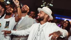 Otro escándalo de Neymar, se fue de fiesta pero debía estar en reposo: «quería besar a todos»