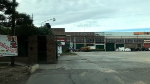 Asalto comando a una distribuidora de Cipolletti: a plena luz del día se llevaron 4 millones de pesos