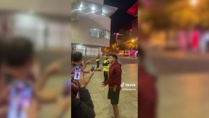 El cruce del Huevo Acuña con un hincha del Sevilla: «¿Quién es el que insulta?»