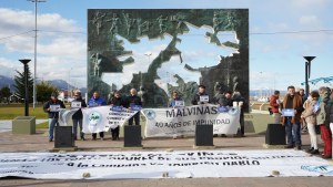 Excombatientes llaman a votar a Massa