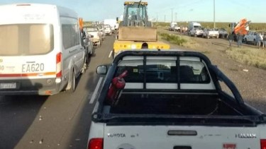 Los desocupados cortaron las Rutas 7 y el cruce de las Rutas 8 y 51. (Foto gentileza FM Municipal Añelo)