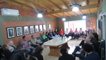 Vecinos, ediles y organismos de Fernández Oro se reunen para debatir sobre la permuta de tierras. Foto: gentileza