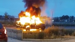 Robo a una joyería en Cipolletti: apareció incendiada la camioneta que utilizaron