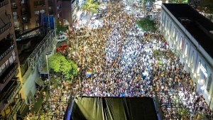 Denuncian que Javier Milei usó una foto de la Marcha del Orgullo como si fuese de su acto en Córdoba