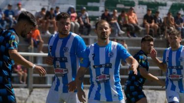 Rodrigo Mora no pudo convertir y Alas Argentinas perdió 3 a 0 con Deportivo Rincón en Bariloche. (Foto: Facebook Alas Argentinas)