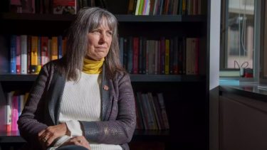 “Creo que los escritores tienen una responsabilidad al usar su voz pública para abordar cuestiones relevantes”, dice Claudia Piñeiro.,
