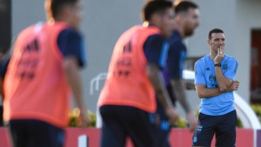 Lionel Scaloni analiza hacer cambios para visitar a Brasil el martes en el Maracaná. (AP Photo/Gustavo Garello)