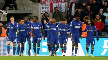 El Chelsea no pudo meterse en la zona de clasificación a los torneos europeos. (Owen Humphreys/PA via AP)