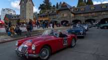 Imagen de Los autos clásicos de las 1.000 Millas se lucieron en el Centro Cívico de Bariloche