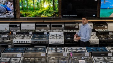Los artículos hechos en Argentina que venden las casas de electrodomésticos tienen alta dependencia de insumos importados. Foto: Marcelo 