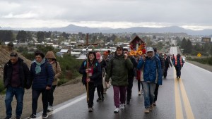 Pese a la lluvia, cientos de personas peregrinaron hasta la Virgen de las Nieves