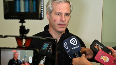 El médico Germán Santamaría coordina los procedimientos en Bariloche. Foto: Chino Leiva