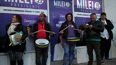 Adherentes a Javier Milei celebraron en su local del centro de Bariloche. Foto: Chino Leiva