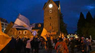 Festejos de seguidores de Milei en el Centro Cívico de Bariloche. Foto: Chino Leiva