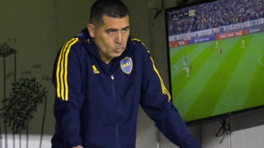 Román tuvo una charla con el plantel y el cuerpo técnico, y al toque esuchó el no va más de Almirón.