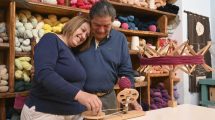 Imagen de Con conciencia ambiental y valores, los textiles de esta pareja de Neuquén trascienden las fronteras
