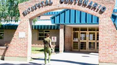 Un hombre apareció baleado en el hospital de Centenario. Foto: Matías Subat.